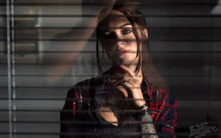 Tattooed woman window blinds portrait - blind free wallpaper