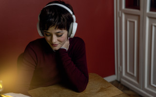 Woman headphones reading table lamp - les automatiste free wallpaper