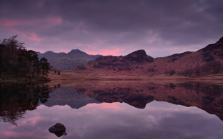 Mountain lake sunset clouds cityscape - a lake in the foreground free wallpaper