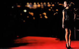 Woman black dress red carpet 16 - night free wallpaper