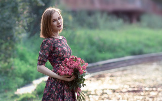 Woman dress flower bouquet outdoors - a woman in a dress holding free wallpaper