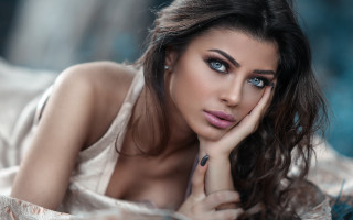 Woman blueeyes bed artphotography photorealistic - her cheek free wallpaper for desktop