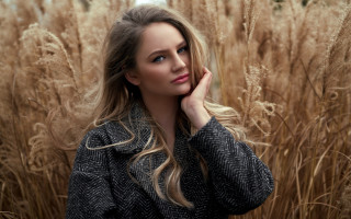 Eszter mattioni portrait tallgrass blonde - her chin free wallpaper for desktop