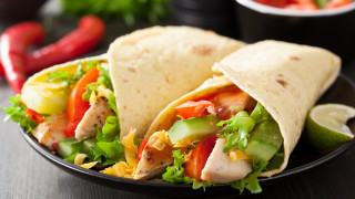 Plate wrap chilis peppers food - a plate of food free wallpaper