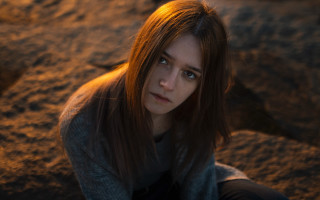 Woman rock cellphone light portrait - a light shining free wallpaper