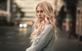 Woman blonde hair rain street - her arm behind her back free wallpaper