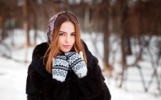 Woman fur coat mittens snow - a picture in the snow free wallpaper