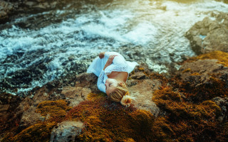 Woman white shirt rocks water - moss free wallpaper