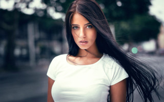 Woman longhair streetcorner bokeh portrait - a street corner free wallpaper