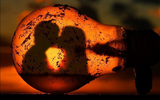 Silhouette lightbulb couple autumn leaves - a light bulb free wallpaper