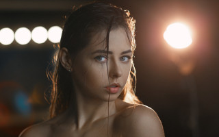 Woman wet face light serious - diffuse free wallpaper