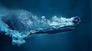 Man swimming ocean bubbles underwater - eric zener free wallpaper