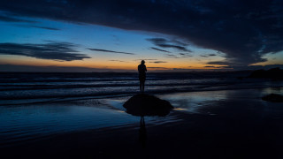 Beach sunset portrait clouds ocean - the sky above them free wallpaper
