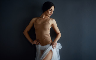 Woman sheer skirt posing arabesque - studio portrait free wallpaper