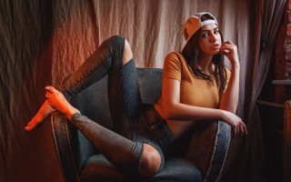 Woman sitting hat socks portrait - livia prima free wallpaper