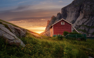 Red house hillside mountain sunset - free summer wallpaper