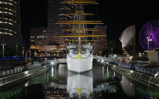 Harbor ferriswheel boat night cityscape - ultra free wallpaper