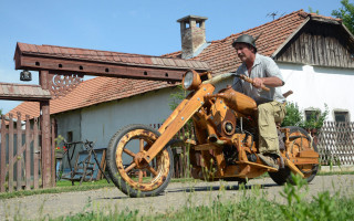 Man motorcycle house red roof - enki bilal free wallpaper