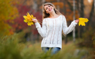 Woman leaves smiling autumn field - a bunch of leaves free wallpaper