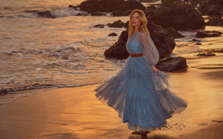 Woman blue dress beach sunset - annie leibovitz free wallpaper
