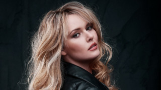 Florianne becker blonde hair black - a black backdrop free wallpaper