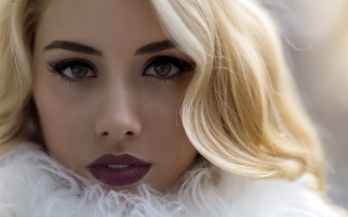 Blonde woman fur collar wind - the wind free wallpaper
