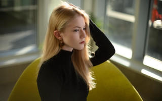 Woman portrait blonde pony tail - the side with free wallpaper