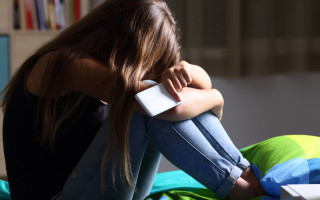 Woman sitting bed blurry background - her knee free wallpaper