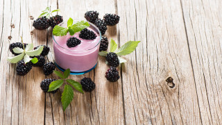 Yogurt berries mint wooden table - byeon sangbyeok free wallpaper