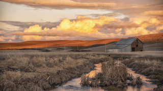 Stream dry grass barn cloudy - a small stream free wallpaper