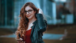 Woman glasses rain cellphone brown - her phone screen free wallpaper