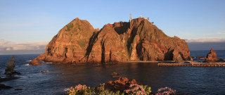 Rock lighthouse pier ocean cloudscape - murata range free wallpaper