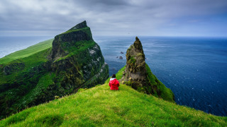 Hilltop ocean mountain cliff tiltshift - a grassy hill free wallpaper
