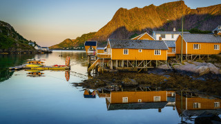 Yellow house lake mountain boats - the water in front free wallpaper