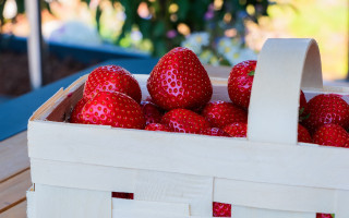 Strawberry basket outdoor sunny blurry - a table outside free wallpaper
