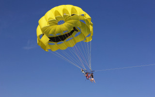 Parasailing smile blue sky cloud - fanny mcian free wallpaper