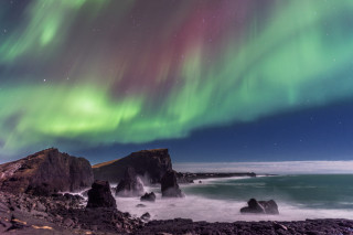 Aurora borealis rocky beach night - under free wallpaper