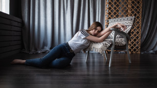 Woman crossed legs head chair - anka zhuravleva free wallpaper