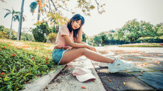 Woman sitting autumn leaves blue - her shoe free wallpaper