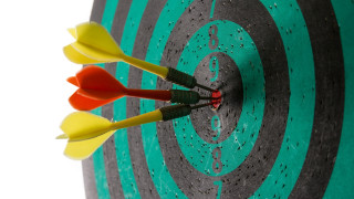 Three darts bulls eye symmetry - accurate free wallpaper