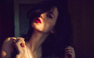 Woman redlipstick necklace lookingup portrait - her eye free wallpaper for desktop