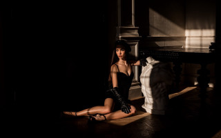 Woman black dress dark room - alexander archipenko free wallpaper