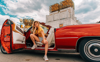 Woman redcar outdoor mountain sitting - the door open free wallpaper