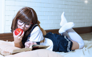 Girl reading apple bed cosplay - an apple free wallpaper