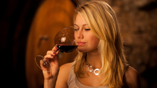 Woman wine cellar blonde jewelry - a wine glass free wallpaper