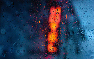 Blurry traffic light rain window 2 - daniel lieske free wallpaper