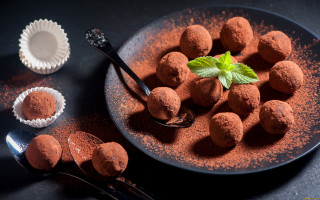 Chocolate truffles mint leaf spoon - professional free wallpaper for desktop