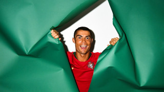 Peeking man green cloth smile - his hands in free wallpaper