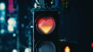 Traffic light heart night cityscape - a city street in the background free wallpaper