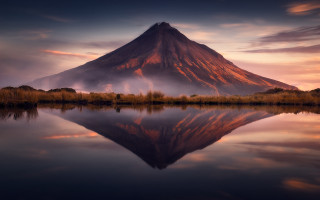 Mountain reflection sunset pink clouds - a reflection free wallpaper for desktop